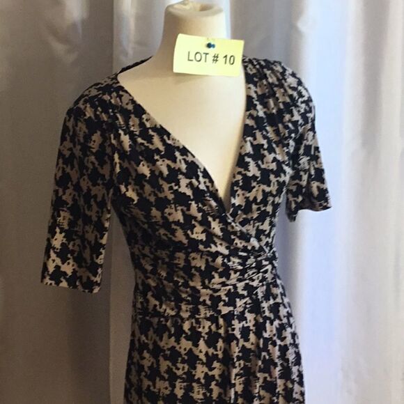 V neck dress in size 6 by RONNI NICOLE in black & tan - Picture 3 of 13